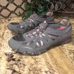 Women’s Sketchers Tennis Shoe ~ size 7
